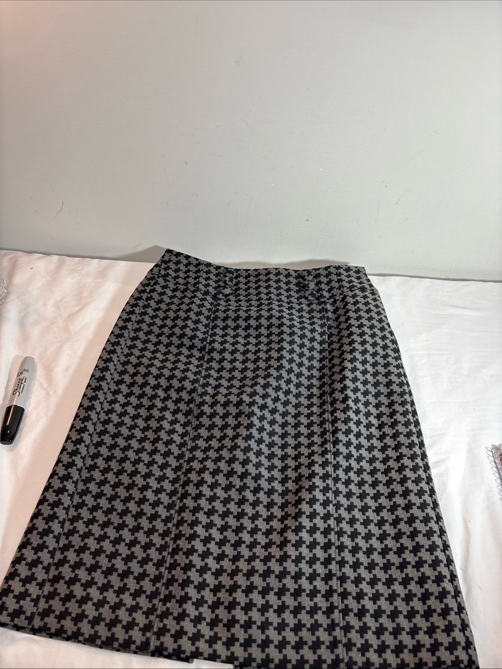 Ann Taylor Classic Houndstooth A-Line Skirt - Black & Gray. 1279